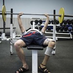 Накачать мышцы можно и с помощью легкого веса штанги.