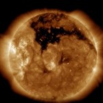 Ученые обнаружили на Солнце новую корональную дыру.
