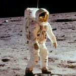 Особые свойства лунной пыли создают проблемы астронавтам.