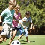 Ученые рассказали об опасностях футбола для работы детского мозга.