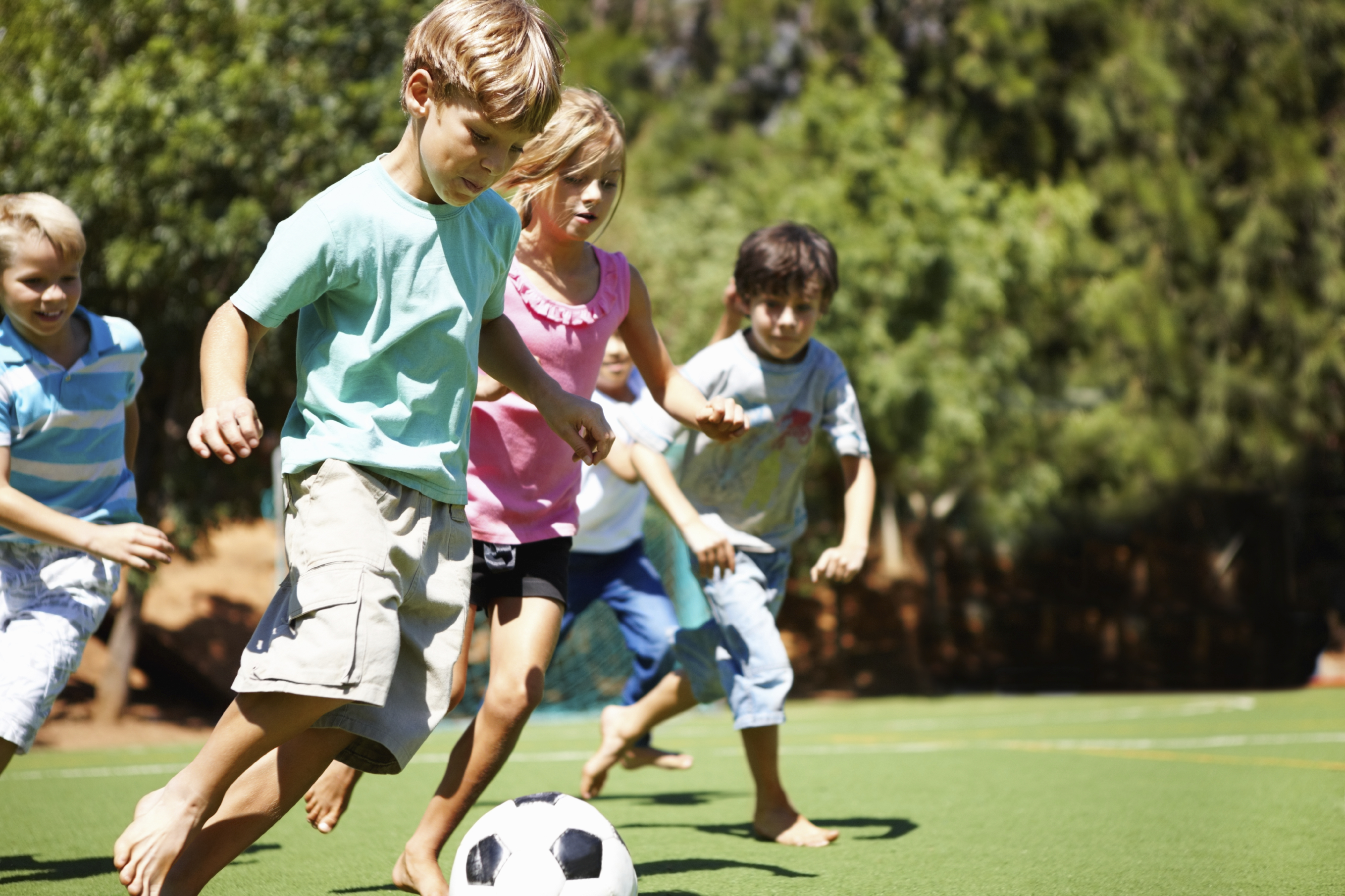 Гулять в футбол играть. Спорт дети. Занятие спортом дети. Летние игры для детей. Детки заниаются спортом.