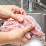 Мытьё сырого мяса и ещё 6 опасных кулинарных привычек.