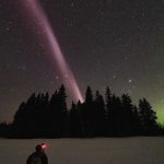 Ученые узнали тайну фиолетовых радуг в арктическом небе.
